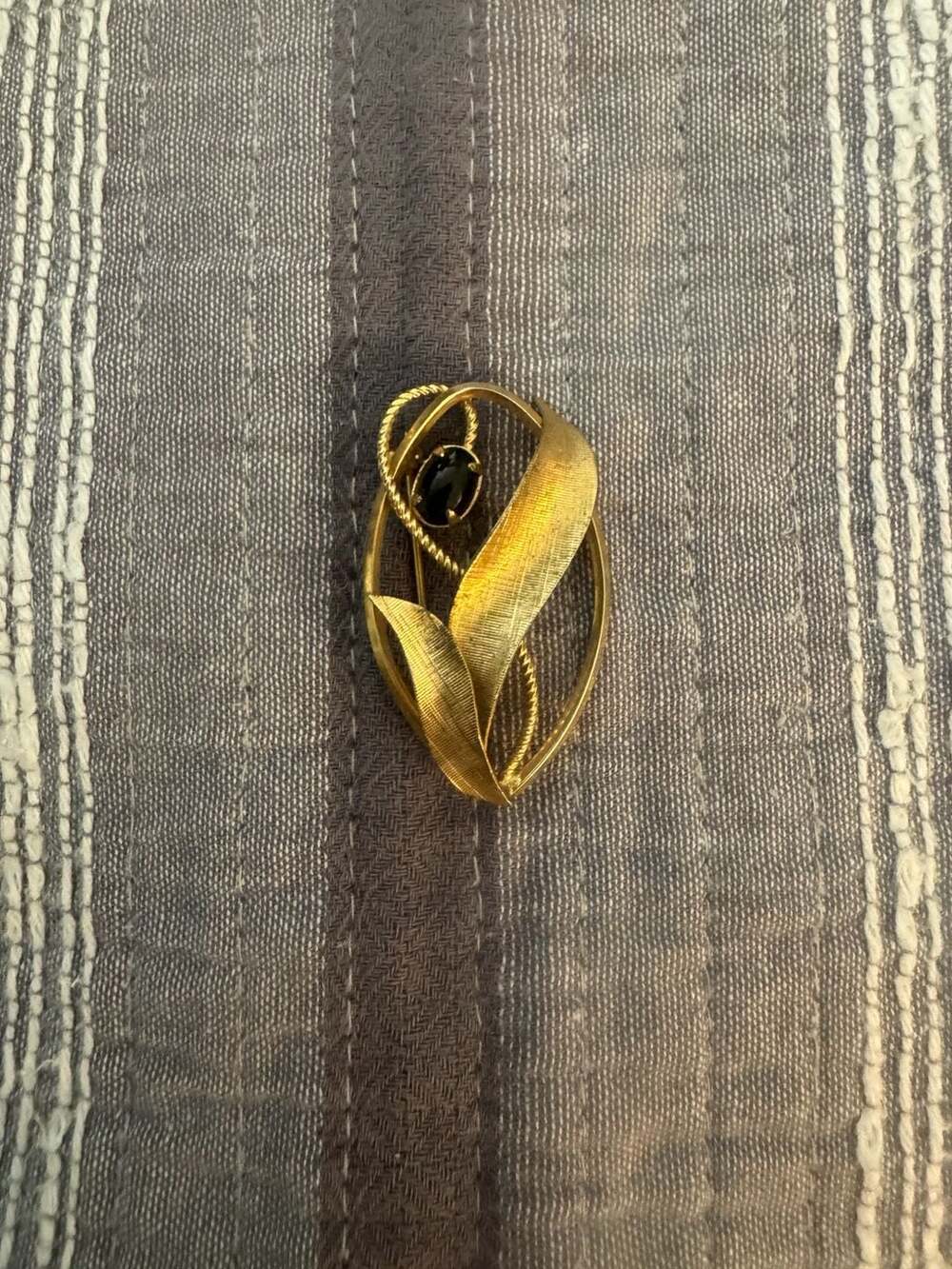 Sarah Coventry Gold Tone Leaf and Black Cabochon Brooch